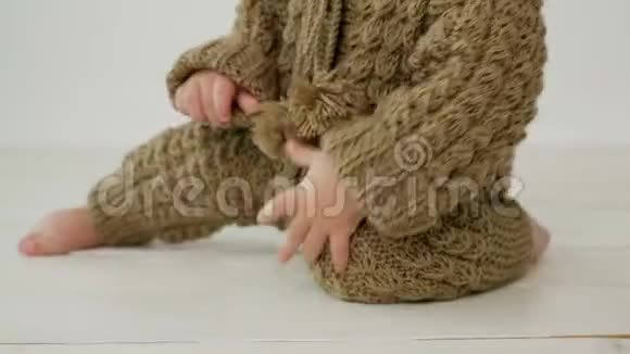 穿着针织衣服在地板上爬行的男婴视频的预览图