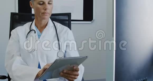 医疗专业人员在工作视频的预览图