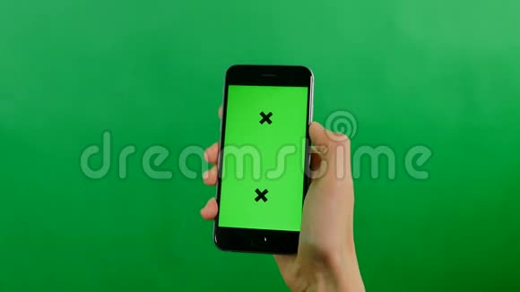 女商人在绿色背景上使用空白的绿色屏幕手机视频的预览图