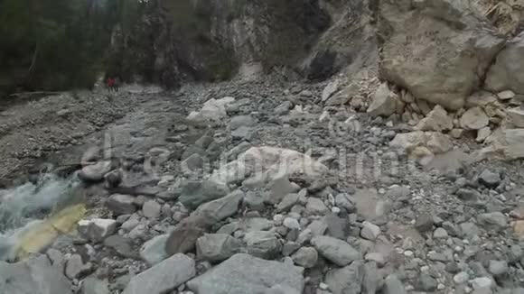 旅行者在行动摄像机上探索一条山河视频的预览图