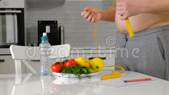 肥胖男子测量他的腰部健康饮食健康的生活方式观念健身饮食视频的预览图