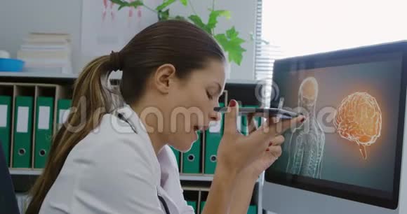 医疗专业人员在工作视频的预览图