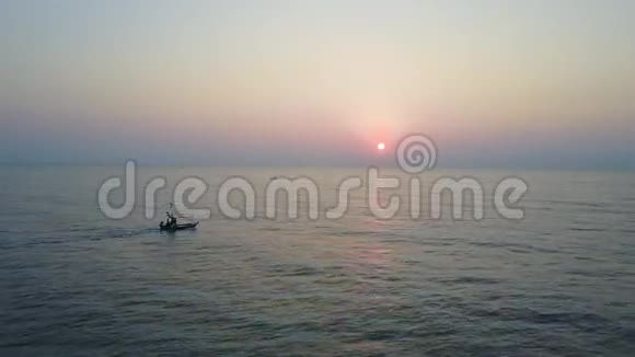 带移动船的日落海鸟瞰图视频的预览图