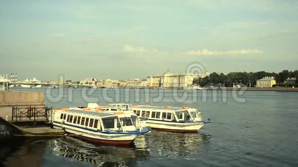 圣彼得堡码头游船视频的预览图