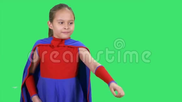 年轻的超级英雄女孩飞翔视频的预览图