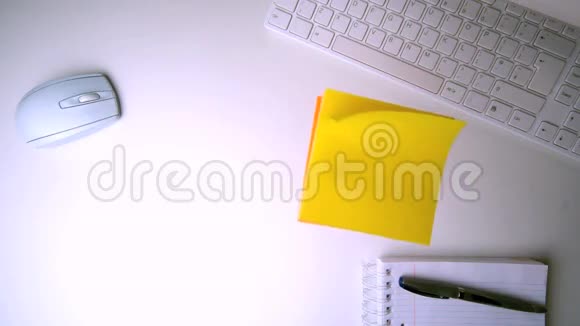 黄色的柱子落在办公桌上视频的预览图