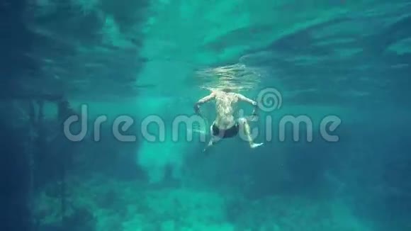 女人靠近水下视频的预览图
