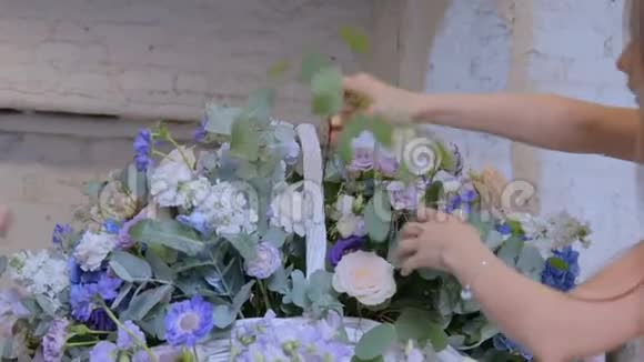 两个女花匠在花店里做了一个大花篮视频的预览图