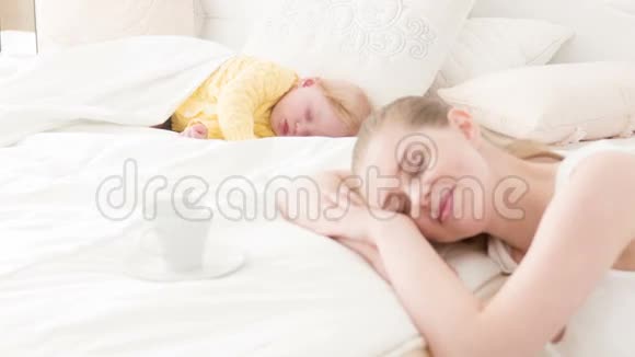 睡觉快乐的宝宝和疲惫的妈妈视频的预览图