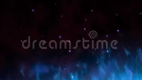 巨大的蓝色靛蓝火焰炽热的火花在夜空中升起在抽象的背景上点燃火焰视频的预览图