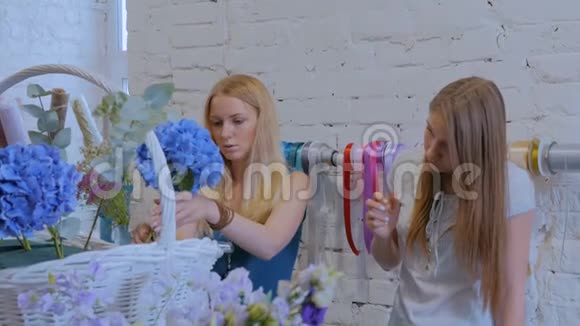 两个女花匠在花店里做了一个大花篮视频的预览图
