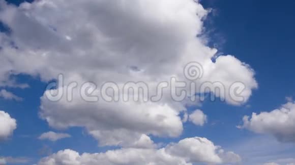 移动的云在蓝天的时间流逝视频的预览图