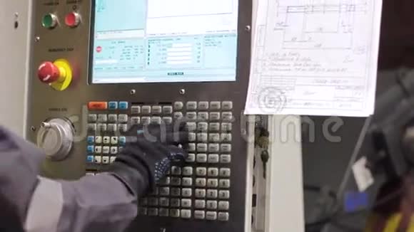 工业工人数控加工操作人员男工工业控制面板视频的预览图