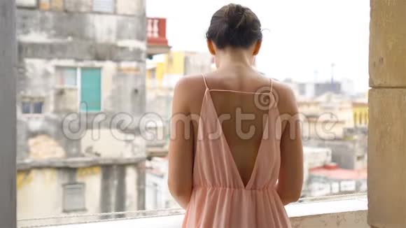 哈瓦那公寓的老阳台上穿裙子的年轻美女视频的预览图