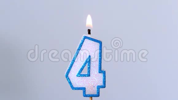 四个生日蜡烛在蓝色背景下闪烁熄灭视频的预览图