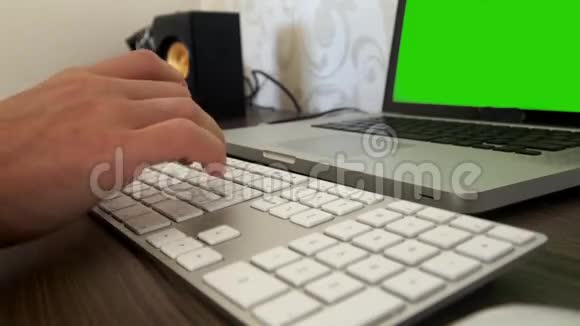 一个男人在键盘电脑上打字视频的预览图