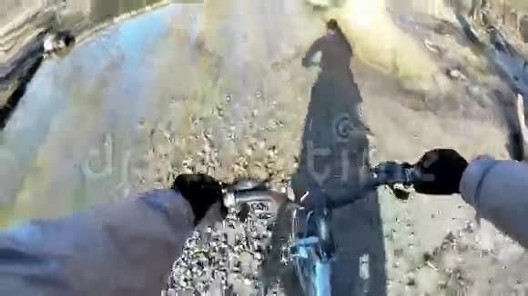 越野山地自行车观景点视频的预览图