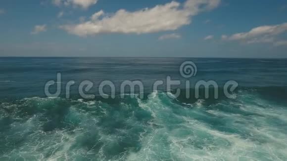 水面带大浪鸟瞰巴厘岛视频的预览图