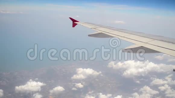 飞机在空中飞行云层移动视频的预览图