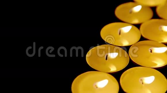 蜡烛背景教堂装饰中的祈祷蜡烛多莉特写视频的预览图