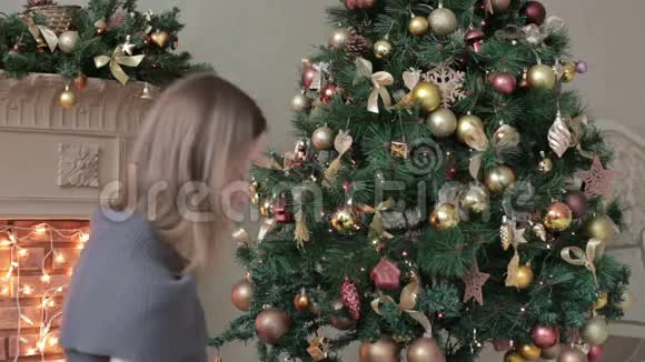 美丽的少年女孩装饰圣诞节视频的预览图