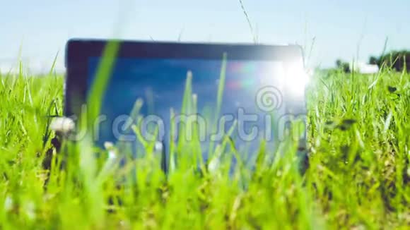 草上的平板电脑视频的预览图