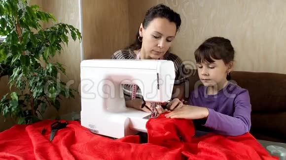 幼儿学会在缝纫机上缝纫视频的预览图