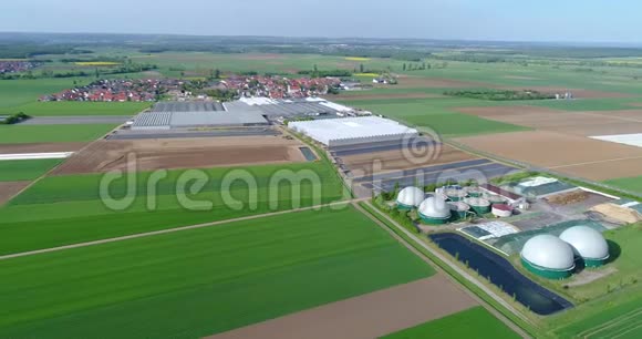 沼气厂绿色农田的现代化工厂环境友好的沼气厂视野开阔的小型工厂视频的预览图