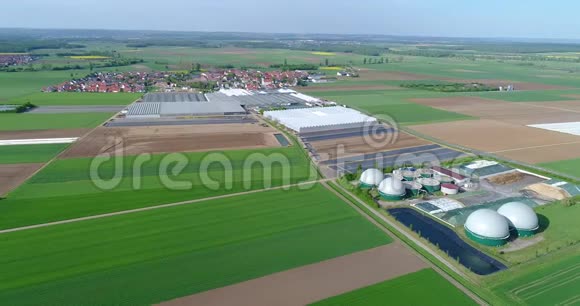 沼气厂绿色农田的现代化工厂环境友好的沼气厂视野开阔的小型工厂视频的预览图