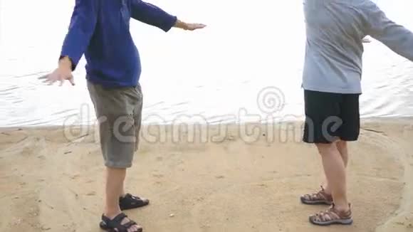 亚洲老年夫妇在湖边户外练习太池祁公视频的预览图