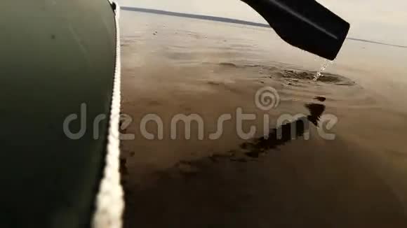 靠近橡皮艇划桨视频的预览图