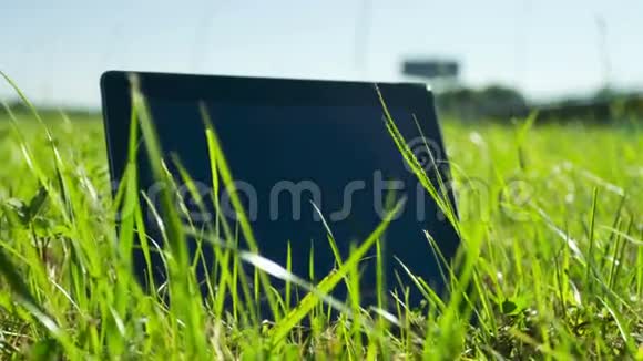 草上的平板电脑视频的预览图