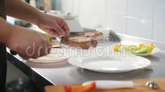 厨师在盘子里放肉视频的预览图