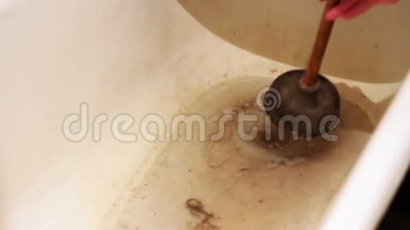 浴室内的污水脏水和污水视频的预览图