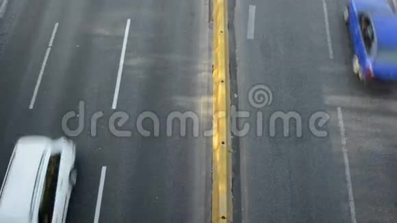 沥青路上的汽车视频的预览图