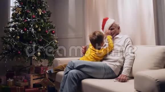 快乐的老人和他的孙子一起休息视频的预览图