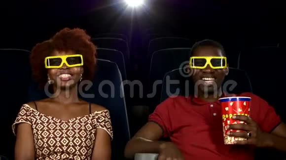 快乐的非裔美国人夫妇在看电影视频的预览图