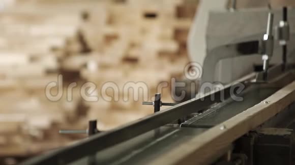 工厂的木工输送机视频的预览图