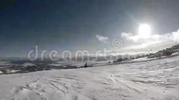 4UHD滑雪者在雪地森林里下山视频的预览图