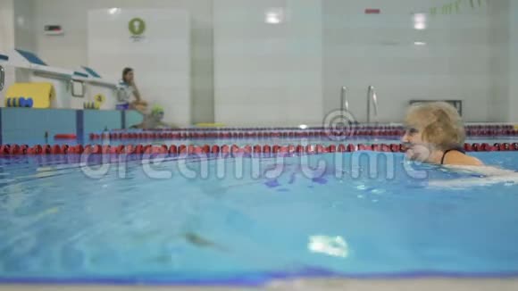 老年妇女在游泳池游泳视频的预览图