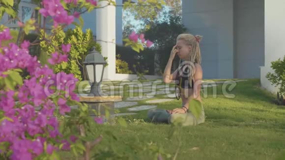 一位年轻女子在她家后院做的普拉纳亚摩瑜伽呼吸练习视频的预览图