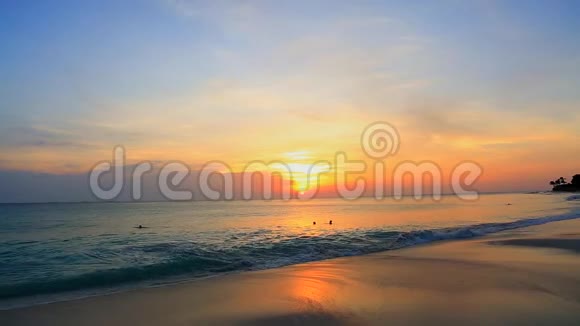 阿鲁巴岛鹰滩上令人惊叹的日落加勒比视频的预览图