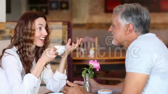 情侣聊天喝咖啡视频的预览图