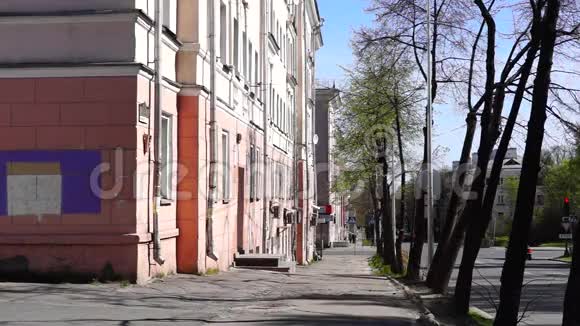 城市街道在夏天的早晨视频的预览图