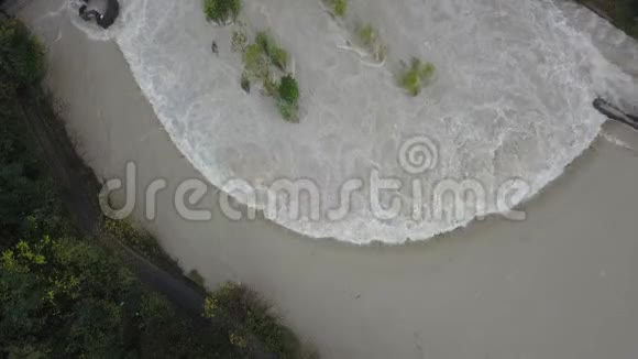 大雨过后塞里奥河的无人机航景图膨胀贝加莫省意大利北部视频的预览图