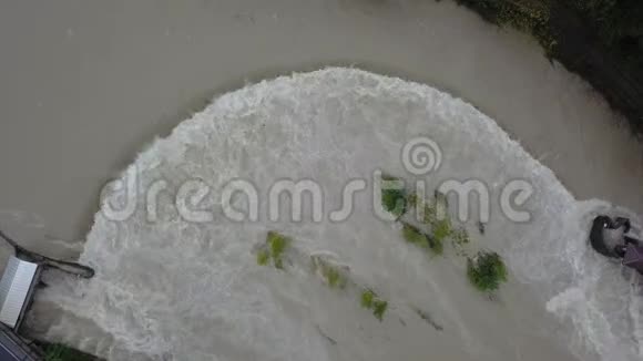 大雨过后塞里奥河的无人机航景图膨胀贝加莫省意大利北部视频的预览图