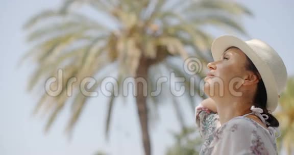 在棕榈滩眺望远方的女人视频的预览图