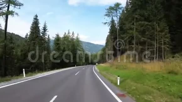 摩托车手骑在奥地利美丽的风景山路上第一人称观点视频的预览图