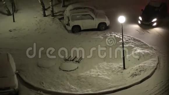 傍晚白雪皑皑的庭院从视频的预览图