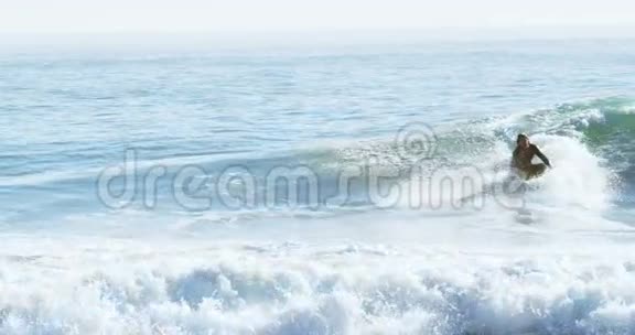 冲浪者在海里冲浪视频的预览图